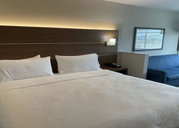 Holiday Inn Express & Suites Brenham South by IHG hotel thumbnail 7