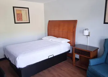 Baymont By Wyndham Metter hotel thumbnail 6
