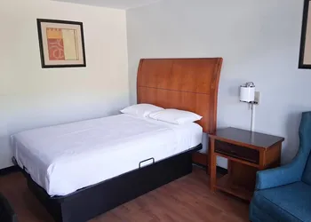 Baymont By Wyndham Metter hotel thumbnail 6
