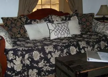 Fallen Tree Farm Bed & Breakfast hotel thumbnail 4