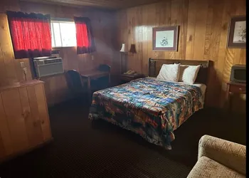 Love Hotels Western Holiday by OYO at Harlan Lake NE hotel thumbnail 5