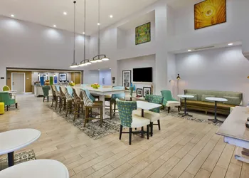 Hampton Inn & Suites Alliance hotel thumbnail 2