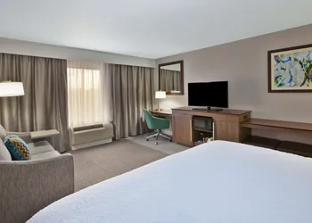 Hampton Inn & Suites Alliance hotel thumbnail 6