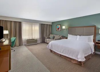 Hampton Inn & Suites Alliance hotel thumbnail 8