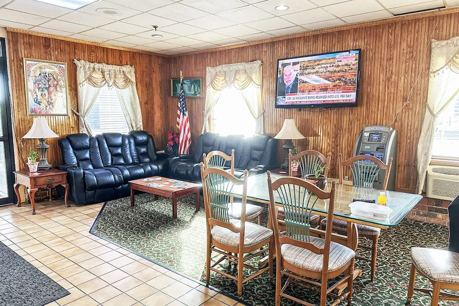Super Inn & Suites by OYO Milledgeville hotel detail image 2