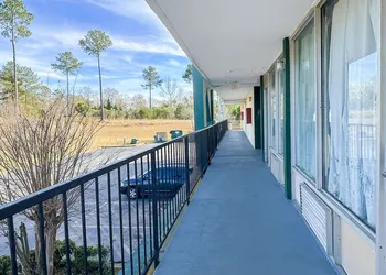 Super Inn & Suites by OYO Milledgeville hotel thumbnail 3