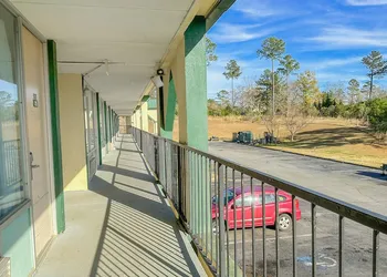 Super Inn & Suites by OYO Milledgeville hotel thumbnail 6