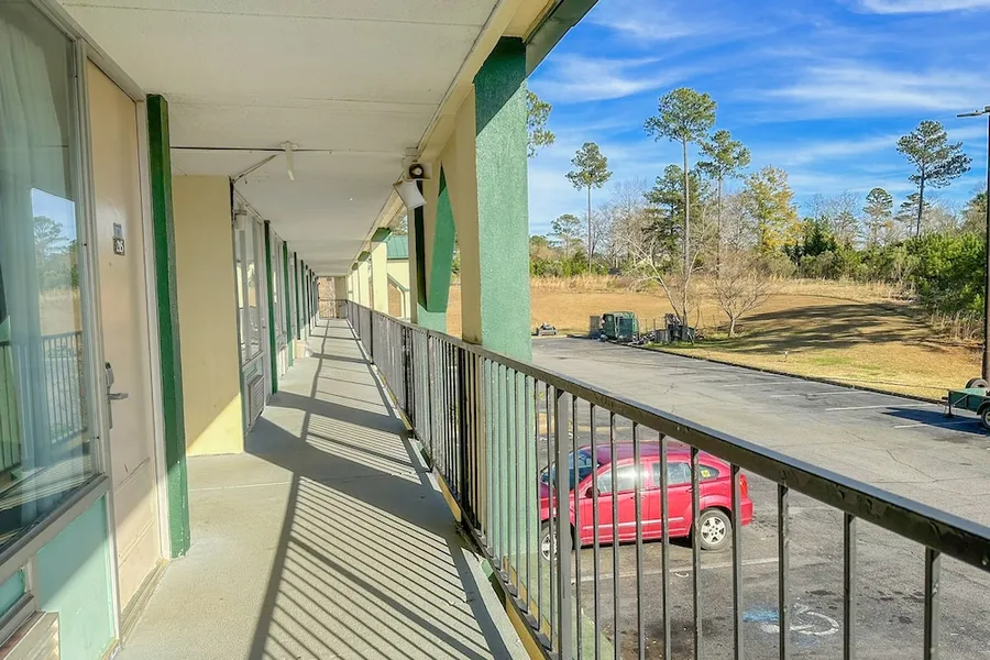 Super Inn & Suites by OYO Milledgeville hotel detail image 6