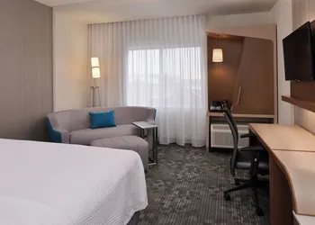 Courtyard by Marriott Toledo North hotel thumbnail 5