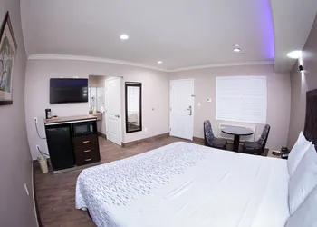 Diamond Bell Inn & Suites hotel thumbnail 6