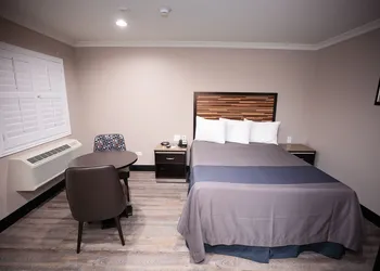 Diamond Bell Inn & Suites hotel thumbnail 7