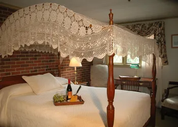 Lamie's Inn and The Old Salt Restaurant hotel thumbnail 5