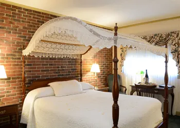 Lamie's Inn and The Old Salt Restaurant hotel thumbnail 6