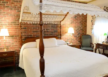 Lamie's Inn and The Old Salt Restaurant hotel thumbnail 7