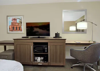 Hampton Inn Madison hotel thumbnail 6