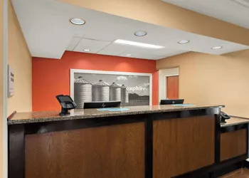 Hampton Inn Lancaster hotel thumbnail 2