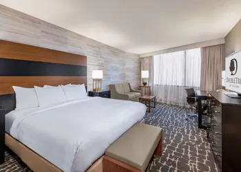 DoubleTree by Hilton Denver - Aurora hotel thumbnail 6