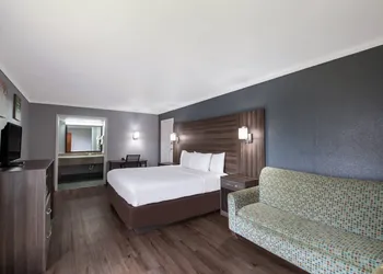 Econo Lodge Austin North near The Domain hotel thumbnail 6