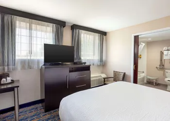 Best Western Plus Fairfield Hotel hotel thumbnail 8