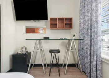 Chesterfield Hotel & Suites hotel thumbnail 4