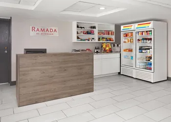 Ramada by Wyndham Milwaukee hotel thumbnail 3