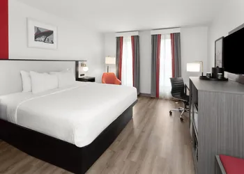 Ramada by Wyndham Milwaukee hotel thumbnail 7