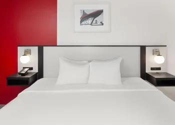Ramada by Wyndham Milwaukee hotel thumbnail 8