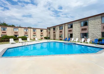 Days Inn by Wyndham Hillsborough hotel thumbnail 8