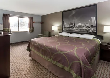 Super 8 by Wyndham Mundelein/Libertyville Area hotel thumbnail 5