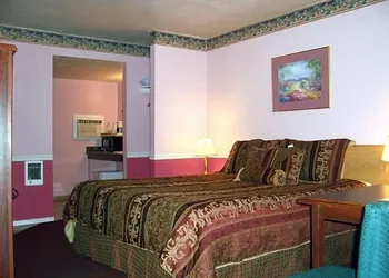 Monterey Pines Inn hotel thumbnail 6