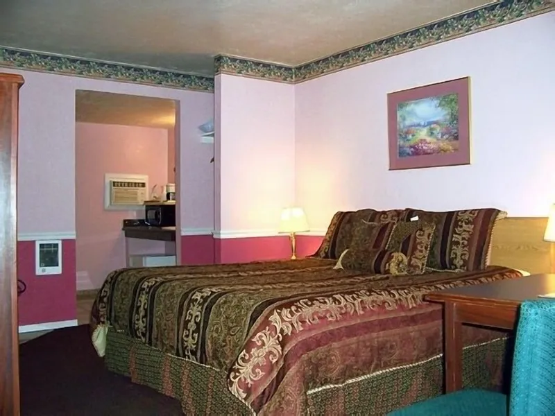 Monterey Pines Inn hotel detail image 6