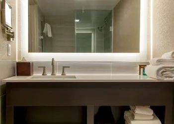 Crowne Plaza Executive Center Baton Rouge by IHG hotel thumbnail 5