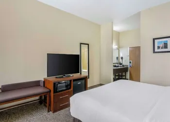 Comfort Inn & Suites La Grange - Louisville Area hotel thumbnail 7