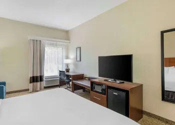 Comfort Inn & Suites La Grange - Louisville Area hotel thumbnail 8