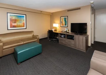 Holiday Inn Downtown - Mercy Area by IHG hotel thumbnail 3
