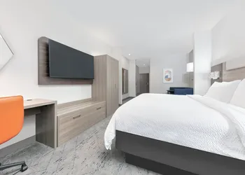 Holiday Inn Express Hotel & Suites Winnie by IHG hotel thumbnail 7