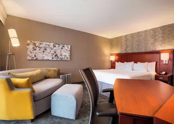 Courtyard Champaign hotel thumbnail 5