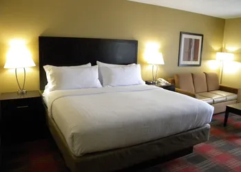 Holiday Inn Express Hotel & Suites Bowling Green by IHG hotel thumbnail 2