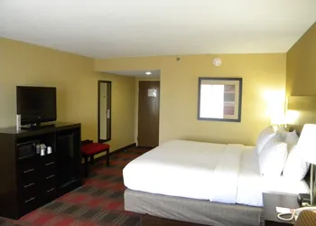 Holiday Inn Express Hotel & Suites Bowling Green by IHG hotel thumbnail 3