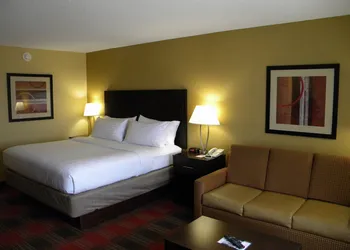 Holiday Inn Express Hotel & Suites Bowling Green by IHG hotel thumbnail 4