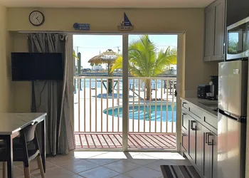 Manatee Bay Inn - Near Fishing Pier Fort Myers Beach hotel thumbnail 8