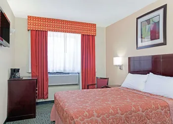 Super 8 by Wyndham Long Island City LGA Hotel hotel thumbnail 3