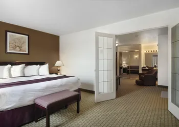 Ramada by Wyndham Red Deer Hotel and Suites hotel thumbnail 6