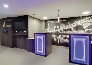 La Quinta Inn & Suites by Wyndham Cleveland Airport West hotel thumbnail 2