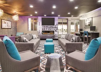 La Quinta Inn & Suites by Wyndham Cleveland Airport West hotel thumbnail 3