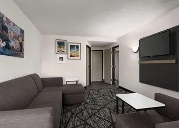 La Quinta Inn & Suites by Wyndham Cleveland Airport West hotel thumbnail 5