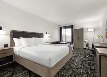 La Quinta Inn & Suites by Wyndham Cleveland Airport West hotel thumbnail 6