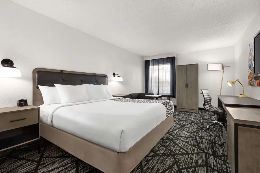 La Quinta Inn & Suites by Wyndham Cleveland Airport West hotel detail image 6