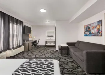 La Quinta Inn & Suites by Wyndham Cleveland Airport West hotel thumbnail 7