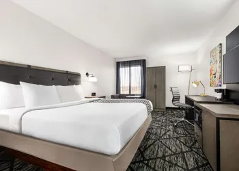 La Quinta Inn & Suites by Wyndham Cleveland Airport West hotel thumbnail 8
